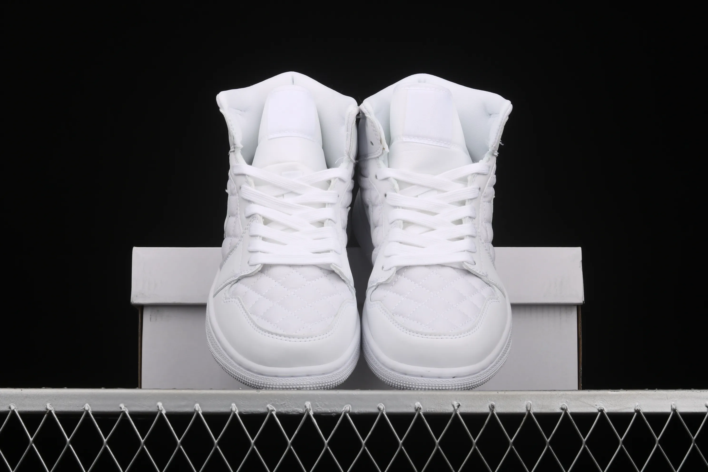 All Categories Air Jordan Jordan Series Basketball Shoes Air Jordan 1 Mid Air Jordan 1 Mid "Quilted White" AJ1 Joe 1 White Diamond "Little Chanel" Mid-top Versatile Casual Sports Shoes DB6078-100